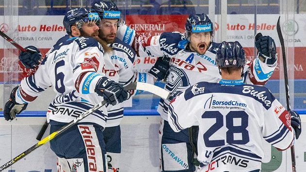 Z gólu se radují hokejisté Vítkovic (zleva) Jan Výtisk, Peter Trška, autor branky Rastislav Dej a Radek Veselý. Z gólu se radují hokejisté Vítkovic (zleva) Jan Výtisk, Peter Trška, autor branky Rastislav Dej a Radek Veselý.
