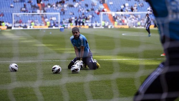 Ještě před několika měsíci byl Iker Casillas neotřesitelnou jedničkou v brance Realu Madrid, teď jen zahřívá lavičku a čeká na další šanci. Ještě před několika měsíci byl Iker Casillas neotřesitelnou jedničkou v brance Realu Madrid, teď jen zahřívá lavičku a čeká na další šanci.