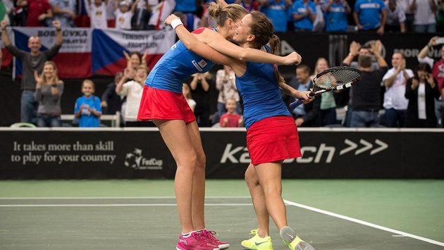 Karolína Plíšková a Barbora Strýcová oslavují vítězství ve finále Fed Cupu v Praze. Karolína Plíšková a Barbora Strýcová oslavují vítězství ve finále Fed Cupu v Praze.