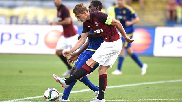 V souboji Bořek Dočkal ze Sparty (vpředu) a jihlavský záložník Augusto Batioja. V souboji Bořek Dočkal ze Sparty (vpředu) a jihlavský záložník Augusto Batioja.