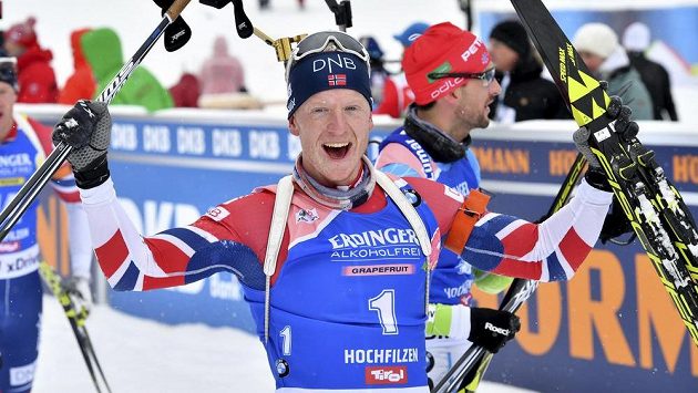 Norský biatlonista Johannes Thingnes Boe slaví v Hochfilzenu triumf ve stíhačce. Norský biatlonista Johannes Thingnes Boe slaví v Hochfilzenu triumf ve stíhačce.