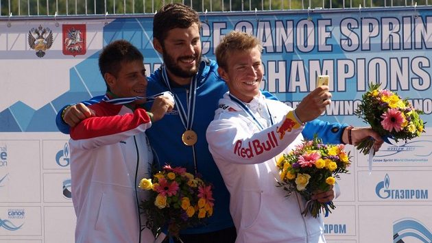 Cenná selfie ze stupňů vítězů. Uprostřed mistr světa Josef Dostál, vlevo stříbrný Bulhar Miroslav Kirčev, vpravo bronzový Dán René Holten Poulsen. Cenná selfie ze stupňů vítězů. Uprostřed mistr světa Josef Dostál, vlevo stříbrný Bulhar Miroslav Kirčev, vpravo bronzový Dán René Holten Poulsen.