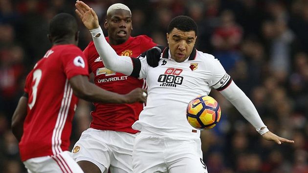 Kapitán Watfordu Troy Deeney se pere s přesilou soupeřů z Manchesteru United v utkání Premier League. Večer si to pak rozdal s jedním fanouškem v baru a klidnila ho policie. Kapitán Watfordu Troy Deeney se pere s přesilou soupeřů z Manchesteru United v utkání Premier League. Večer si to pak rozdal s jedním fanouškem v baru a klidnila ho policie.