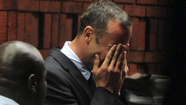 Oscar Pistorius pláče před soudem, který ho v pátek obžaloval z vraždy přítelkyně. Oscar Pistorius pláče před soudem, který ho v pátek obžaloval z vraždy přítelkyně.