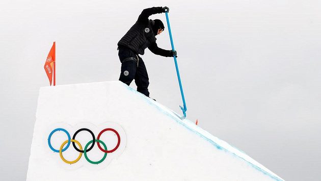 Ostrý vítr nakonec nepustil snowboardistky do kvalifikace slopestylu. Ostrý vítr nakonec nepustil snowboardistky do kvalifikace slopestylu.