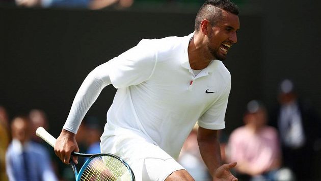 Australský tenista Nick Kyrgios a jeho reakce během utkání Wimbledonu. Australský tenista Nick Kyrgios a jeho reakce během utkání Wimbledonu.