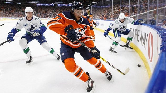 Kapitán hokejistů Edmontonu Connor McDavid v utkání NHL proti Vancouveru. Kapitán hokejistů Edmontonu Connor McDavid v utkání NHL proti Vancouveru.