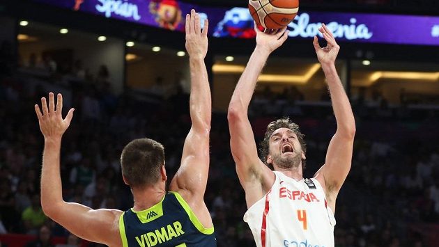 Gasper Vidmar ze Slovinska se snaží zblokovat hvězdu španělského týmu Paua Gasola. Gasper Vidmar ze Slovinska se snaží zblokovat hvězdu španělského týmu Paua Gasola.