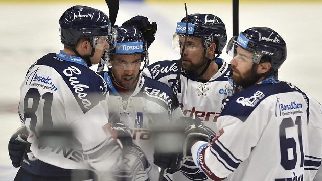 Vítkovičtí hokejisté se radují z gólu. Zleva Tomáš Černý, Ondřej Roman, Roberts Bukarts a Peter Trška. Vítkovičtí hokejisté se radují z gólu. Zleva Tomáš Černý, Ondřej Roman, Roberts Bukarts a Peter Trška.