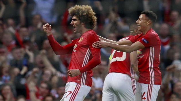 Marouane Fellaini (vlevo) oslavuje vedoucí gól Manchesteru United proti Celtě Vigo. Marouane Fellaini (vlevo) oslavuje vedoucí gól Manchesteru United proti Celtě Vigo.