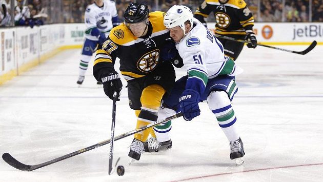 Torey Krug (vlevo) uniká Dereku Dorsettovi. Torey Krug (vlevo) uniká Dereku Dorsettovi.