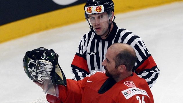 Český rozhodčí Antonín Jeřábek ve finálovém duelu, vpředu švýcarský gólman Martin Gerber. Český rozhodčí Antonín Jeřábek ve finálovém duelu, vpředu švýcarský gólman Martin Gerber.