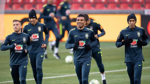 Fotbalisté Brazílie Arthur (vlevo), Casemiro a Miranda během tréninku v Edenu. Fotbalisté Brazílie Arthur (vlevo), Casemiro a Miranda během tréninku v Edenu.