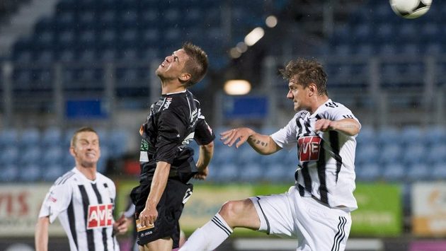 Jaroslav Machovec (vpravo) z Českých Budějovic v souboji s Vojtěchem Hadaščokem z Hradce Králové. Jaroslav Machovec (vpravo) z Českých Budějovic v souboji s Vojtěchem Hadaščokem z Hradce Králové.