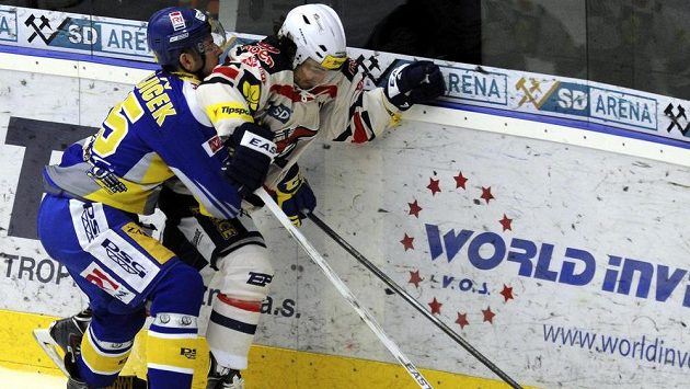 Chomutovský útočník Mark Bomersback (vpravo) v souboji s Martinem Matějíčkem ze Zlína - ilustrační foto. Chomutovský útočník Mark Bomersback (vpravo) v souboji s Martinem Matějíčkem ze Zlína - ilustrační foto.