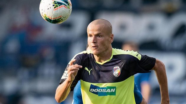 Adam Hloušek odložil dres Viktorie Plzeň. Adam Hloušek odložil dres Viktorie Plzeň.