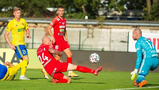 Zleva Václav Procházka ze Zlína, Brňané Peter Štepanovský, Antonín Růsek a zlínský brankář Stanislav Dostál. Zleva Václav Procházka ze Zlína, Brňané Peter Štepanovský, Antonín Růsek a zlínský brankář Stanislav Dostál.