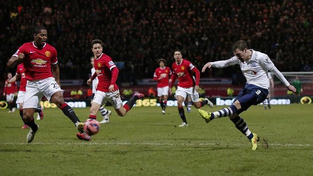 Záložník Prestonu Scott Laird (zcela vpravo) střílí gól proti Manchesteru United v osmifinále FA Cupu. Záložník Prestonu Scott Laird (zcela vpravo) střílí gól proti Manchesteru United v osmifinále FA Cupu.