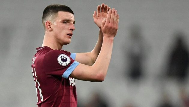 Declan Rice tleská fanouškům po utkání mezi West Hamem a Evertonem. Declan Rice tleská fanouškům po utkání mezi West Hamem a Evertonem.