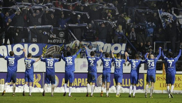 Hráči Liberce zdraví své fanoušky po vítězství 1:0 nad Jabloncem. Hráči Liberce zdraví své fanoušky po vítězství 1:0 nad Jabloncem.