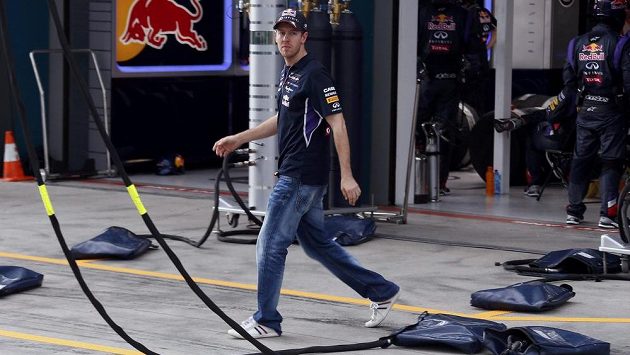 V boxové uličce bez ochrany uší? Do letošního roku ve formuli 1 nepředstavitelná věc. Na snímku opouští Sebastian Vettel garáž stáje Red Bull po odstoupení z GP Austrálie. V boxové uličce bez ochrany uší? Do letošního roku ve formuli 1 nepředstavitelná věc. Na snímku opouští Sebastian Vettel garáž stáje Red Bull po odstoupení z GP Austrálie.