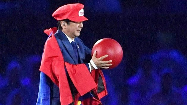 Japonský premiér Šinzó Abe během zakončení OH v Riu. Japonský premiér Šinzó Abe během zakončení OH v Riu.