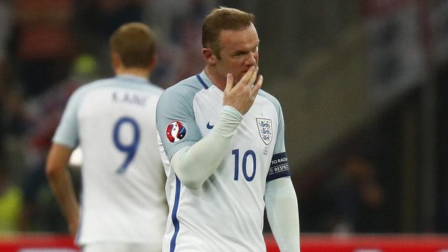 Kapitán Anglie Wayne Rooney během zápasu s Ruskem. Kapitán Anglie Wayne Rooney během zápasu s Ruskem.