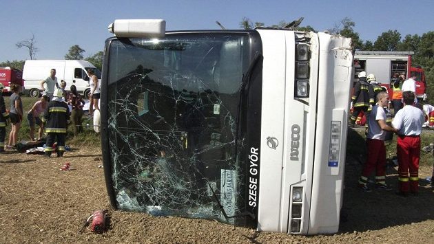 Autobus, v němž havaroval tým basketbalistek Györu. Nehoda si vyžádala i ztráty na životech. Autobus, v němž havaroval tým basketbalistek Györu. Nehoda si vyžádala i ztráty na životech.