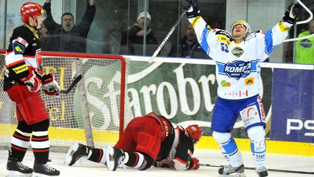 Brněnský Vojtěch Němec oslavuje svoji vítěznou branku proti Hradci. Brněnský Vojtěch Němec oslavuje svoji vítěznou branku proti Hradci.