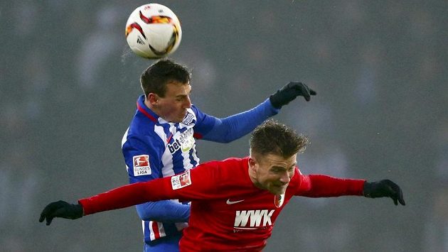 Berlínský Vladimír Darida (nahoře) a augsburgský Daniel Baier. Berlínský Vladimír Darida (nahoře) a augsburgský Daniel Baier.