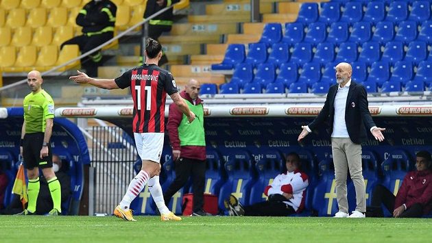 Zlatan Ibrahimovic opouští hřiště po vyloučení v zápase s Parmou. Zlatan Ibrahimovic opouští hřiště po vyloučení v zápase s Parmou.