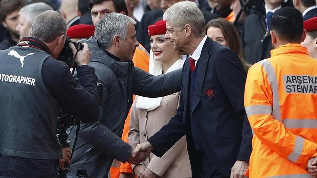Setkání velikánů. Trenér Manchesteru United José Mourinho si před šlágrem Premier League s Arsenalem potřásl rukou se svým francouzským kolegou Arsénem Wengerem. Setkání velikánů. Trenér Manchesteru United José Mourinho si před šlágrem Premier League s Arsenalem potřásl rukou se svým francouzským kolegou Arsénem Wengerem.