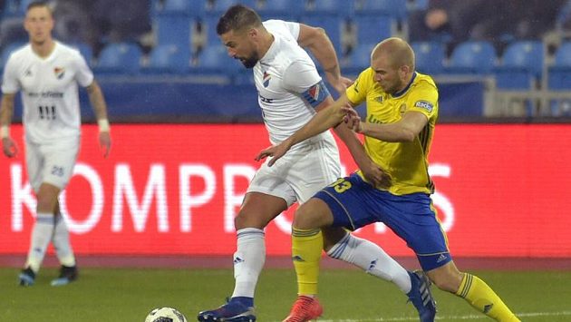 Zleva Milan Baroš z Ostravy a Marek Hlinka ze Zlína. Zleva Milan Baroš z Ostravy a Marek Hlinka ze Zlína.