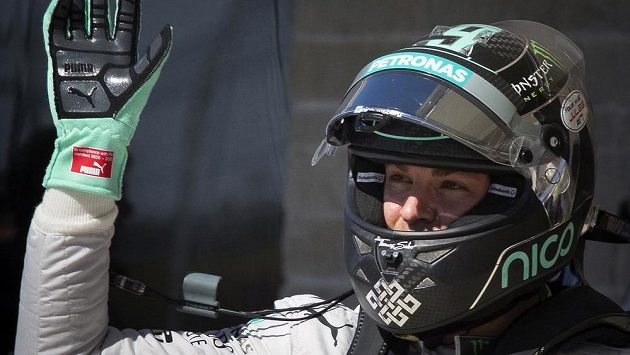 Nico Rosberg kyne fanouškům po triumfu v kvalifikaci na GP USA v Austinu. Nico Rosberg kyne fanouškům po triumfu v kvalifikaci na GP USA v Austinu.