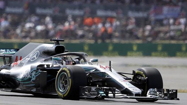 Brit Lewis Hamilton při kvalifikaci v Silverstonu. Brit Lewis Hamilton při kvalifikaci v Silverstonu.
