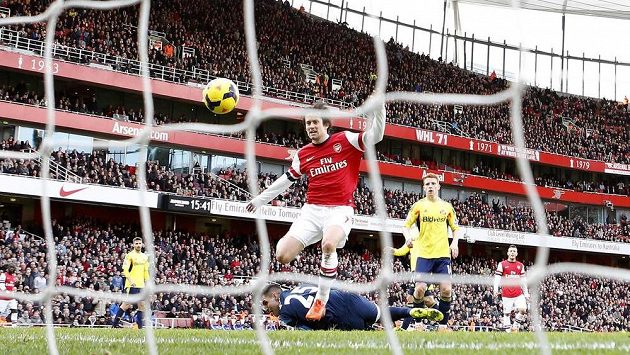 Tomáš Rosický z Arsenalu střílí gól do sítě Sunderlandu. Tomáš Rosický z Arsenalu střílí gól do sítě Sunderlandu.