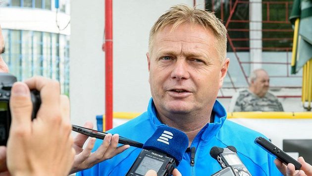 Trenér Teplic Stanislav Hejkal při začátku přípravy Trenér Teplic Stanislav Hejkal při začátku přípravy