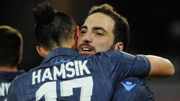 Neapolský útočník Gonzalo Higuaín (vpravo) slaví se záložníkem Markem Hamšíkem gól v síti FC Janov v dohrávce 20. kola italské ligy. Neapolský útočník Gonzalo Higuaín (vpravo) slaví se záložníkem Markem Hamšíkem gól v síti FC Janov v dohrávce 20. kola italské ligy.