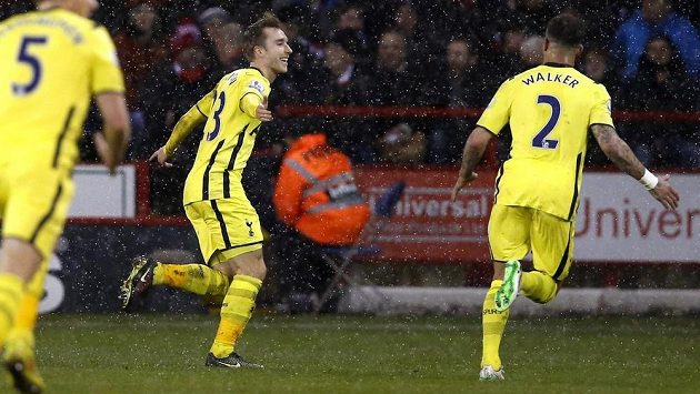 Fotbalista Tottenhamu Christian Eriksen (uprostřed) slaví gól proti Sheffieldu United v odvetě Capital One Cupu. Fotbalista Tottenhamu Christian Eriksen (uprostřed) slaví gól proti Sheffieldu United v odvetě Capital One Cupu.