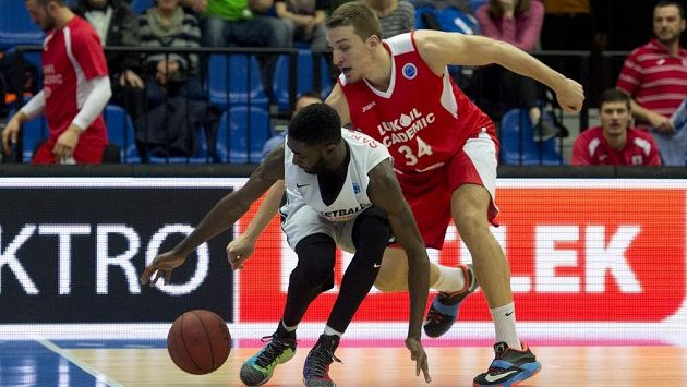 Zleva Howard Sant-Roos z Nymburka a Dimitar Dimitrov ze Sofie během utkání Poháru FIBA. Zleva Howard Sant-Roos z Nymburka a Dimitar Dimitrov ze Sofie během utkání Poháru FIBA.
