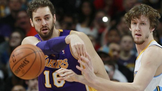 Pau Gasol (vlevo)z Los Angeles Lakers odehrává míč pod dohledem českého basketbalisty ve službách Denveru Jana Veselého. Pau Gasol (vlevo)z Los Angeles Lakers odehrává míč pod dohledem českého basketbalisty ve službách Denveru Jana Veselého.