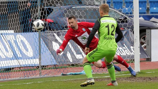 Zleva brankář Mladé Boleslavi Jan Šeda inkasuje první branku v zápase na hřišti Baníku Ostrava. Vpravo Michal Hubínek z Boleslavi. Zleva brankář Mladé Boleslavi Jan Šeda inkasuje první branku v zápase na hřišti Baníku Ostrava. Vpravo Michal Hubínek z Boleslavi.