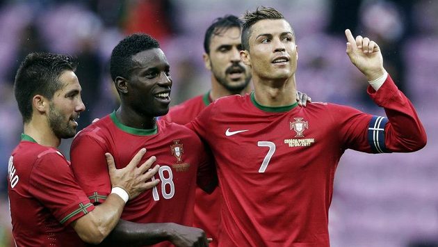Portugalský fotbalista Cristiano Ronaldo (vpravo) se raduje se spoluhráči ze vstřelení gólu proti Chorvatsku. Portugalský fotbalista Cristiano Ronaldo (vpravo) se raduje se spoluhráči ze vstřelení gólu proti Chorvatsku.