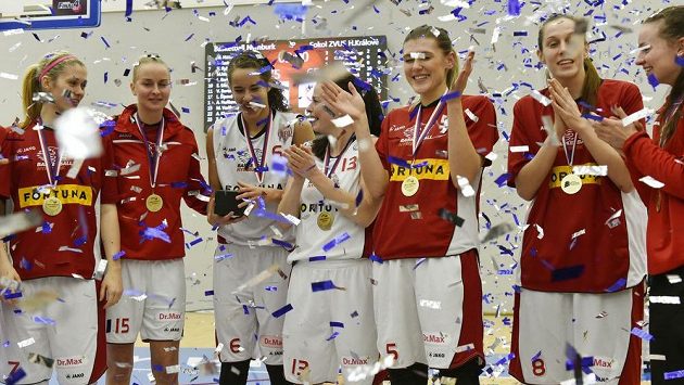 Basketbalistky Nymburka slaví zisk Českého poháru, který ovládly poprvé v historii. Basketbalistky Nymburka slaví zisk Českého poháru, který ovládly poprvé v historii.