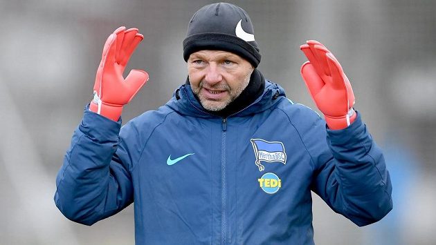 Omluva nepomohla. Hertha Berlín propustila trenéra brankářů Zsolta Petryho za komentáře na téma homosexuality a migrace v maďarském tisku. Omluva nepomohla. Hertha Berlín propustila trenéra brankářů Zsolta Petryho za komentáře na téma homosexuality a migrace v maďarském tisku.