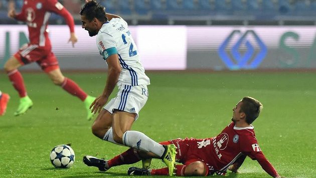 Milan Baroš z Baníku Ostrava padá po zákroku Davida Housky z Olomouce v utkání 11. kola HET ligy. Milan Baroš z Baníku Ostrava padá po zákroku Davida Housky z Olomouce v utkání 11. kola HET ligy.