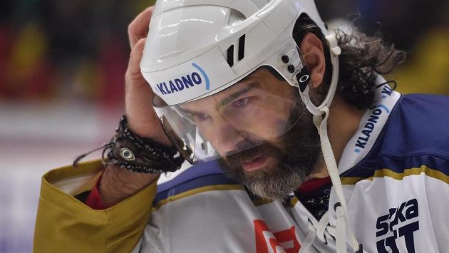 Jaromír Jágr z Kladna si upravuje helmu po nárazu do hrazení. Jaromír Jágr z Kladna si upravuje helmu po nárazu do hrazení.