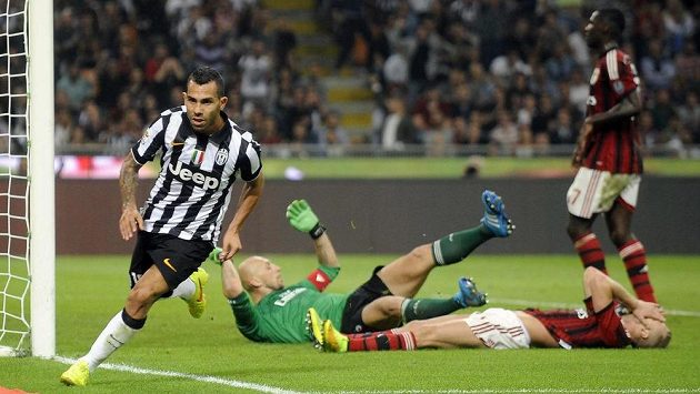 Carlos Tévez (vlevo) z Juventusu oslavuje svoji trefu v ligovém šlágru, za ním pokořená obrana AC Milán. Carlos Tévez (vlevo) z Juventusu oslavuje svoji trefu v ligovém šlágru, za ním pokořená obrana AC Milán.