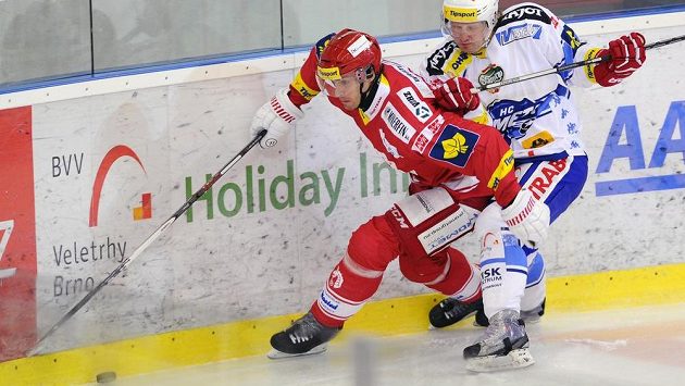 Třinecký obránce Josef Hrabal (vlevo) a brněnský útočník Petr Polodna. Třinecký obránce Josef Hrabal (vlevo) a brněnský útočník Petr Polodna.