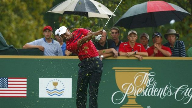 Americkému golfistovi Woodsovi se na Prezidentském poháru v Dublinu velmi daří. Americkému golfistovi Woodsovi se na Prezidentském poháru v Dublinu velmi daří.
